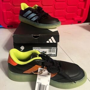 NIB Adidas Big Boys 6 Colorblock J Black & Neon Sneakers Clear Soles for Tennis